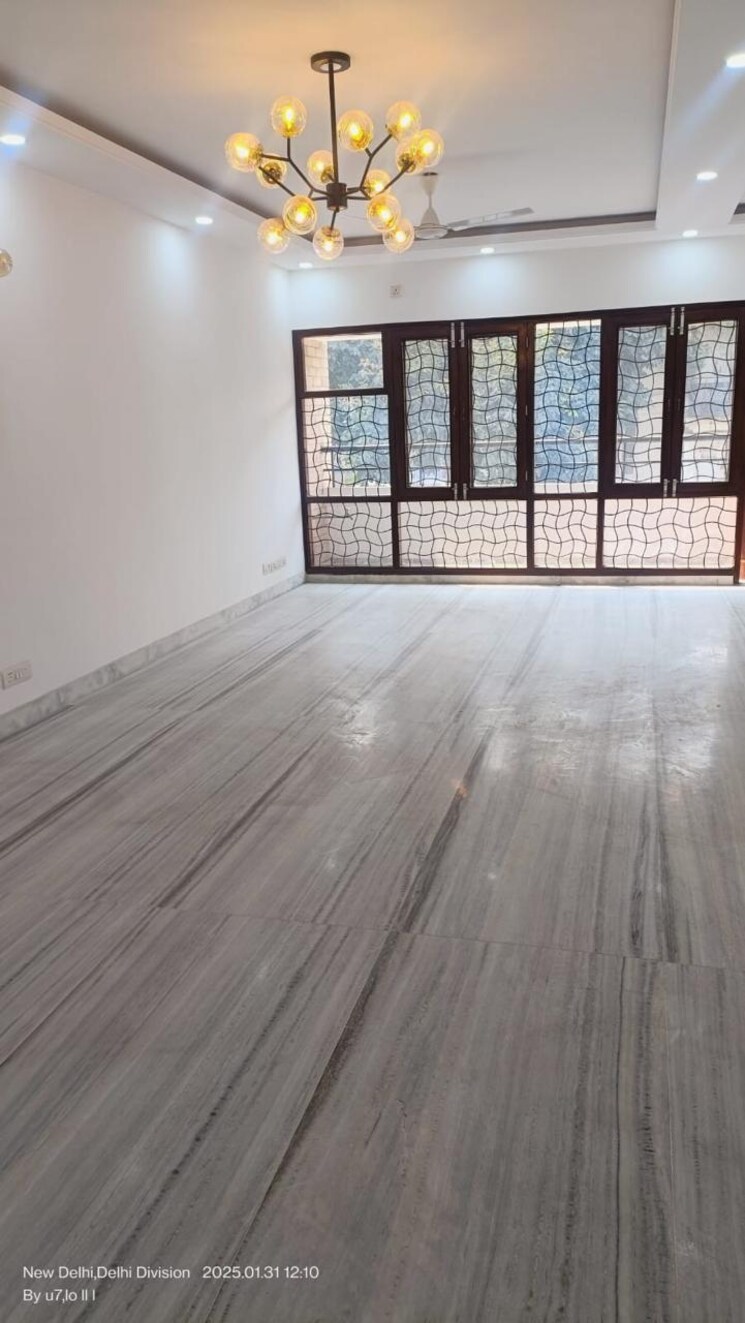 Room, greater kailash ii 3 Bedroom 250 Sq.Yd. Builder Floor In Greater Kailash ii Delhi 8840195