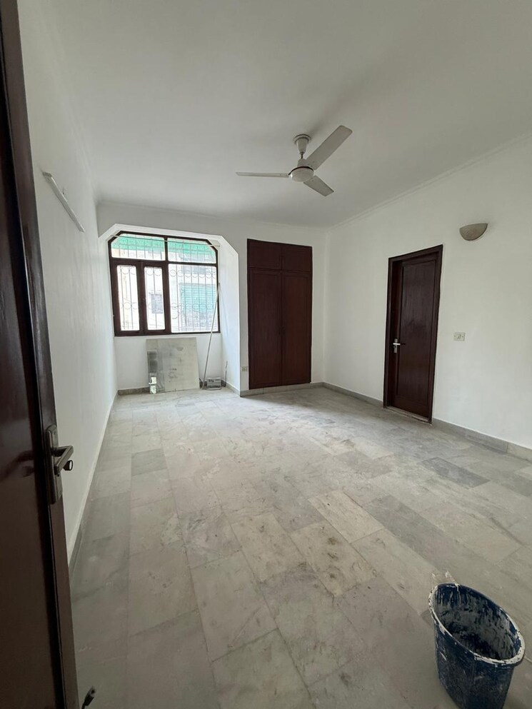 Room, chittaranjan park 4 Bedroom 3000 Sq.Ft. Builder Floor In Chittaranjan Park Delhi 8840229