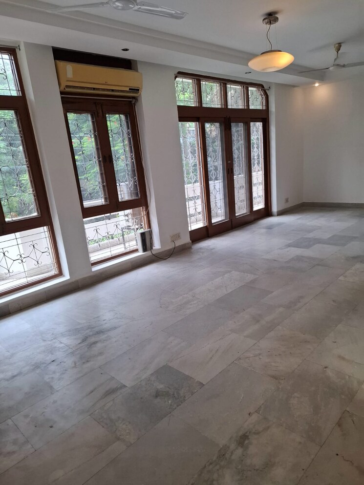 Room, chittaranjan park 4 Bedroom 3000 Sq.Ft. Builder Floor In Chittaranjan Park Delhi 8840229