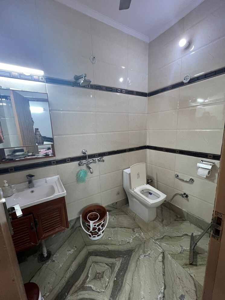 Bathroom, dilshad colony 4 Bedroom 1800 Sq.Ft. Builder Floor In Dilshad Colony Delhi 8840231