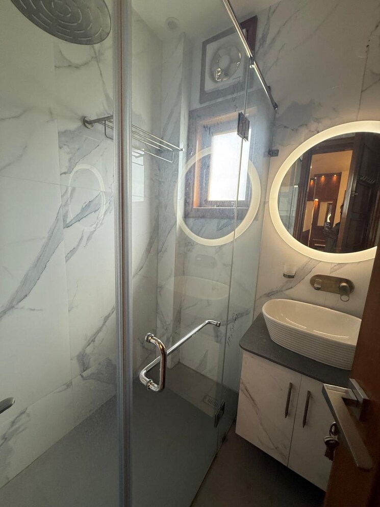 Bathroom, chittaranjan park 3 Bedroom 1500 Sq.Ft. Builder Floor In Chittaranjan Park Delhi 8840243