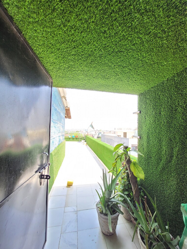 Terrace, dilshad colony 4 Bedroom 1450 Sq.Ft. Builder Floor In Dilshad Colony Delhi 8840250