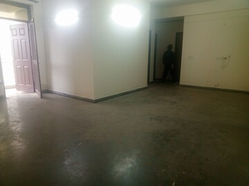 Room in 3.5 BHK Apartment at Karamvir Towers, Sector 52 – for Rent