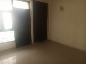 Room in 3.5 BHK Apartment at Karamvir Towers, Sector 52 – for Rent