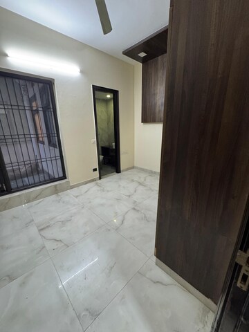 Room in 3.5 BHK Apartment at Souvenir Apartment, Sector 52 – for Rent