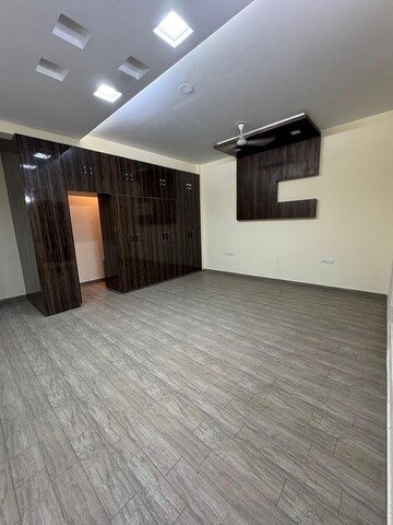 Room in 3.5 BHK Apartment at Souvenir Apartment, Sector 52 – for Rent