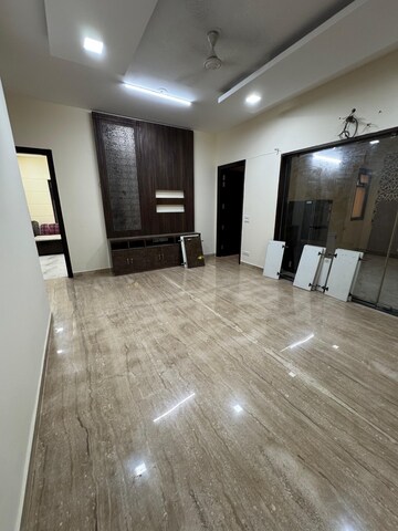 Room in 3.5 BHK Apartment at Souvenir Apartment, Sector 52 – for Rent