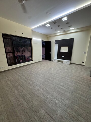 Room in 3.5 BHK Apartment at Souvenir Apartment, Sector 52 – for Rent