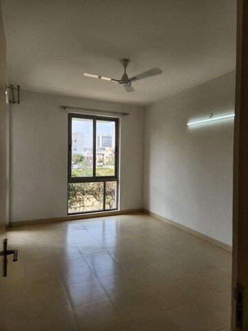 Room in 3 BHK Apartment at Vatika City Homes, Sector 83 – for Rent