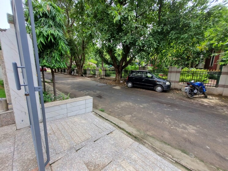  Parking, palam vihar 3 Bedroom 290 Sq.Yd. Independent House In Palam Vihar Gurgaon 8840382