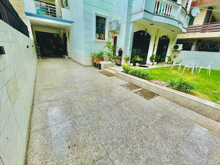  Parking, palam vihar 3 Bedroom 290 Sq.Yd. Independent House In Palam Vihar Gurgaon 8840382