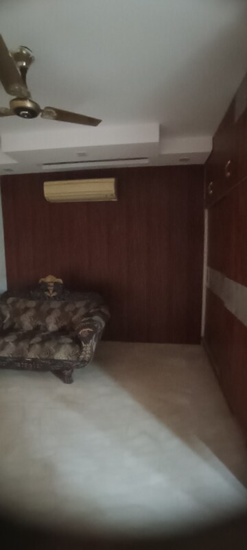 Room in 4 BHK Builder Floor at Virender Nagar – for Rent