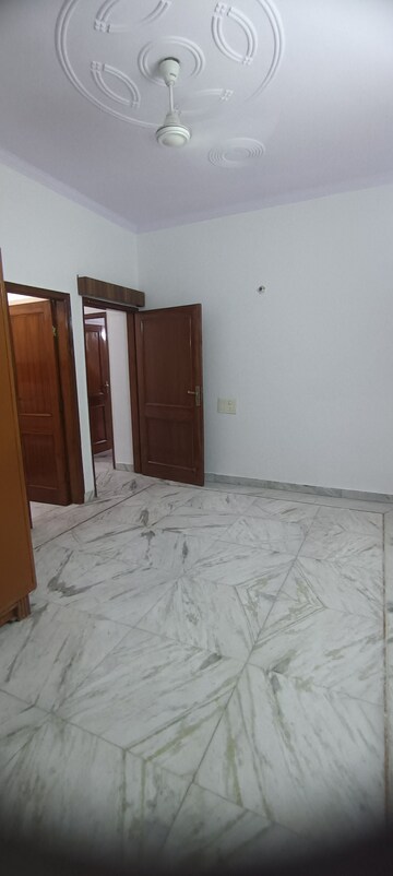 Room in 4 BHK Builder Floor at Virender Nagar – for Rent