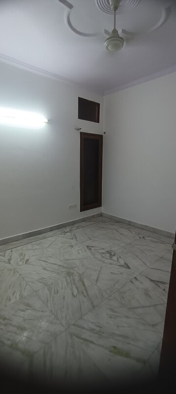 Room in 3.5 BHK Builder Floor at Meenakshi Garden – for Rent