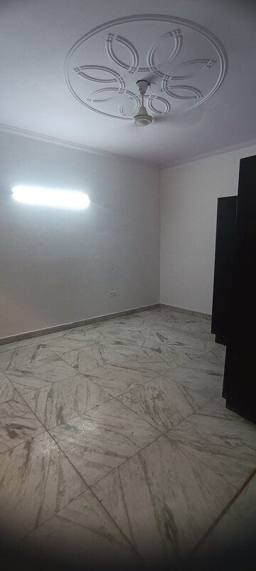 Room in 3.5 BHK Builder Floor at Meenakshi Garden – for Rent
