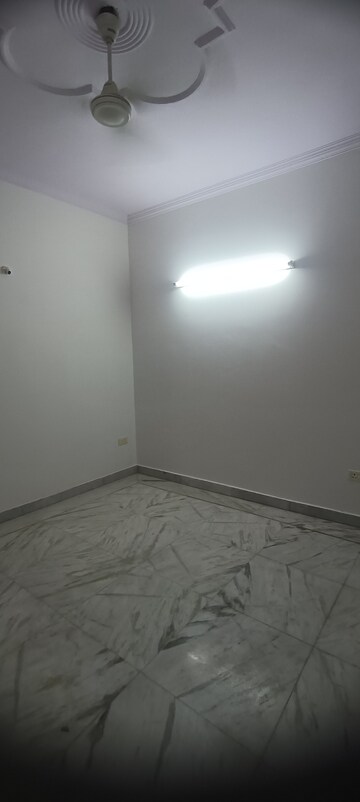 Room in 3.5 BHK Builder Floor at Meenakshi Garden – for Rent