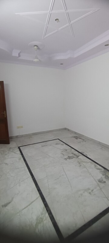 Room in 3.5 BHK Builder Floor at Meenakshi Garden – for Rent