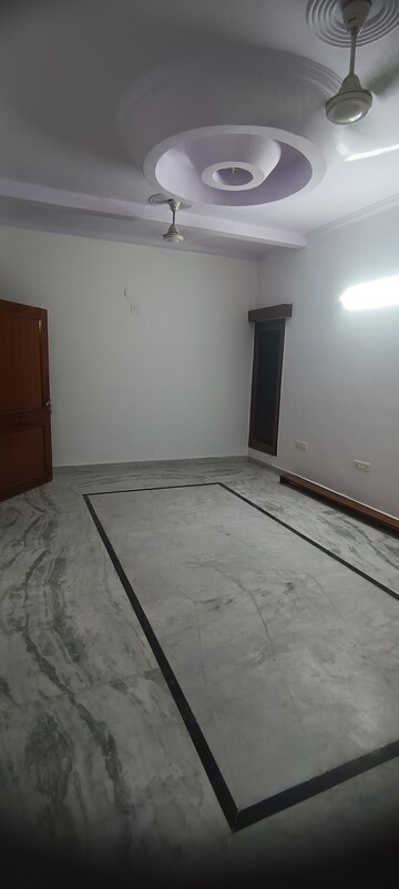 Room in 3.5 BHK Builder Floor at Meenakshi Garden – for Rent