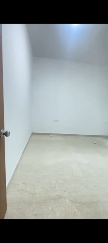 Room in 3.5 BHK Apartment at Kalpataru Immensa, Kolshet Road – for Rent