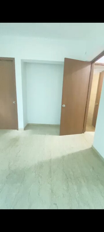 Room in 3.5 BHK Apartment at Kalpataru Immensa, Kolshet Road – for Rent