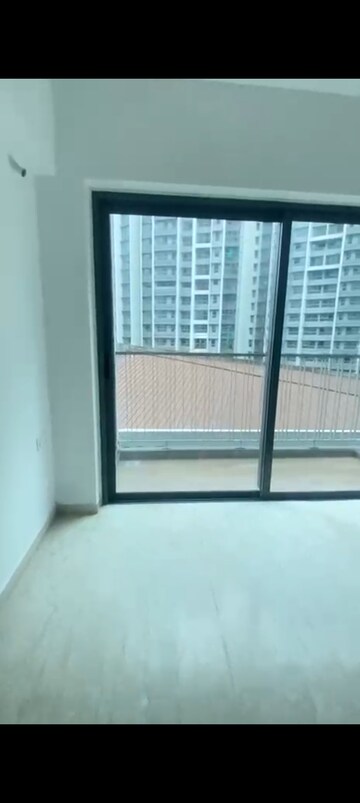 Room in 3.5 BHK Apartment at Kalpataru Immensa, Kolshet Road – for Rent