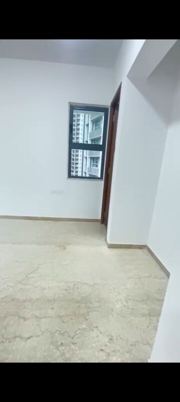 Room in 3.5 BHK Apartment at Kalpataru Immensa, Kolshet Road – for Rent