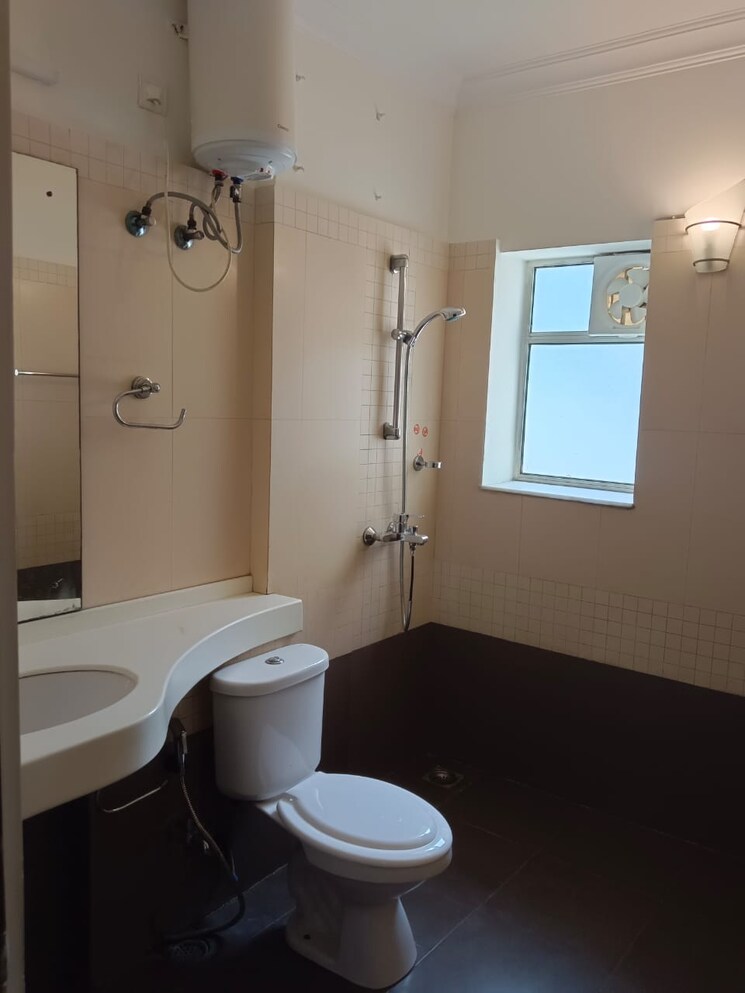 Bathroom, sahara-grace-gurgaon 4 Bedroom 3800 Sq.Ft. Apartment In Sector 28 Gurgaon 8840569
