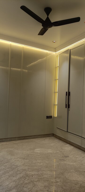 Building Lobby in 3 BHK Builder Floor at Anand Vihar – for Rent