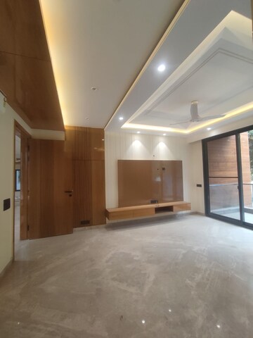 Room in 4 BHK Builder Floor at Unitech Arcadia, South City 2 – for Rent