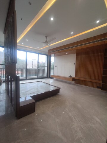 Parking in 4 BHK Builder Floor at Unitech Arcadia, South City 2 – for Rent