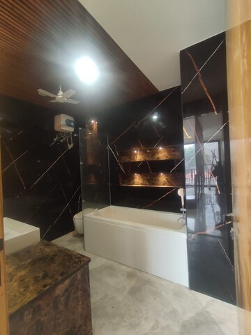 Furnished Amenities in 5 BHK Builder Floor at Unitech South City II, Sector 50 – for Rent