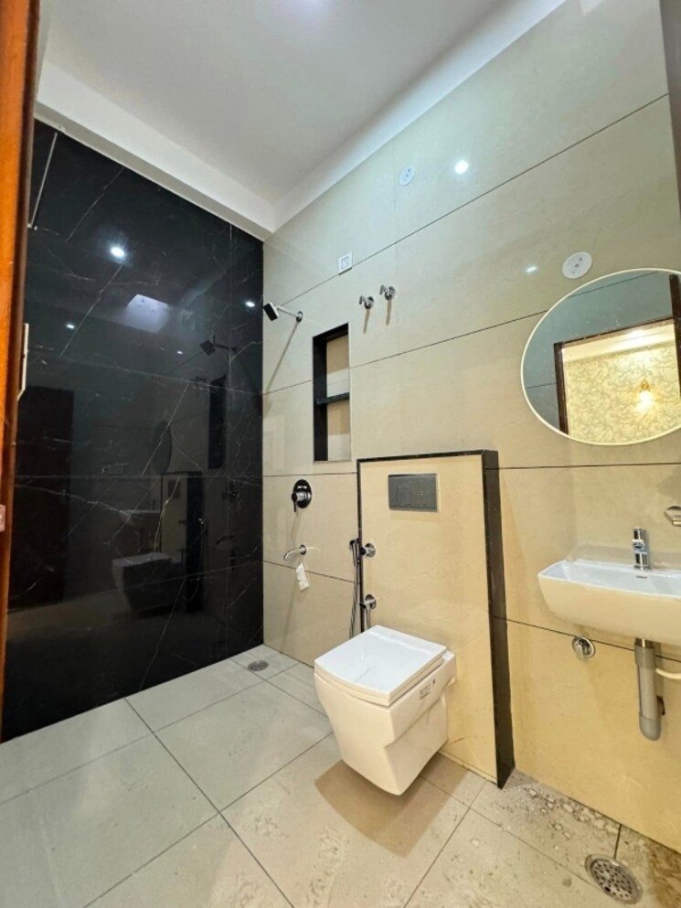 Bathroom, dlf-the-summit 3 Bedroom 200 Sq.Yd. Builder Floor In Dlf Phase V Gurgaon 8840697