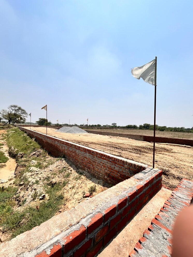 undefined, laxmi nagar  200 Sq.Yd. Plot In Laxmi Nagar Mathura 8835002