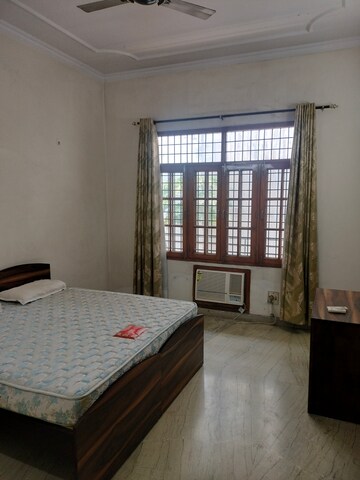 Bedroom in 6 BHK Villa at Gomti Nagar – for Rent