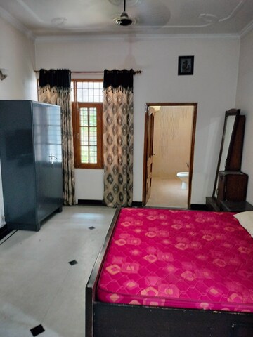 Bedroom in 6 BHK Villa at Gomti Nagar – for Rent