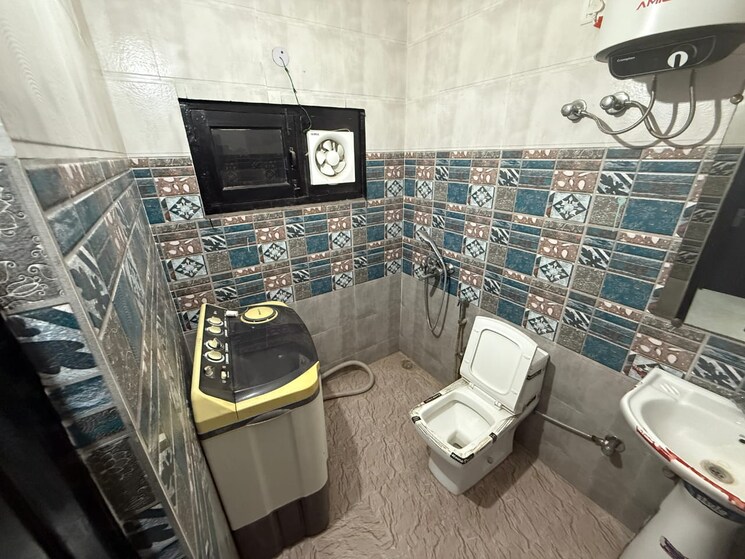 Attached Bathroom, sector 36 3 Bedroom 2200 Sq.Ft. Builder Floor In Sector 36 Noida 8840756