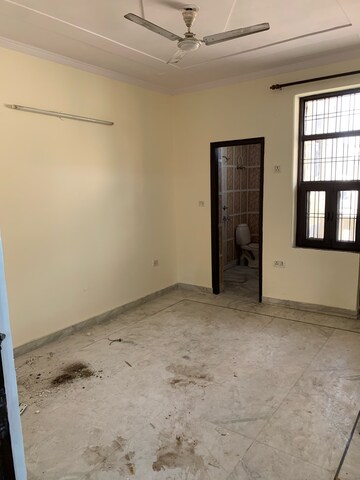 Room in 3 BHK Builder Floor at Sainik Colony – for Rent