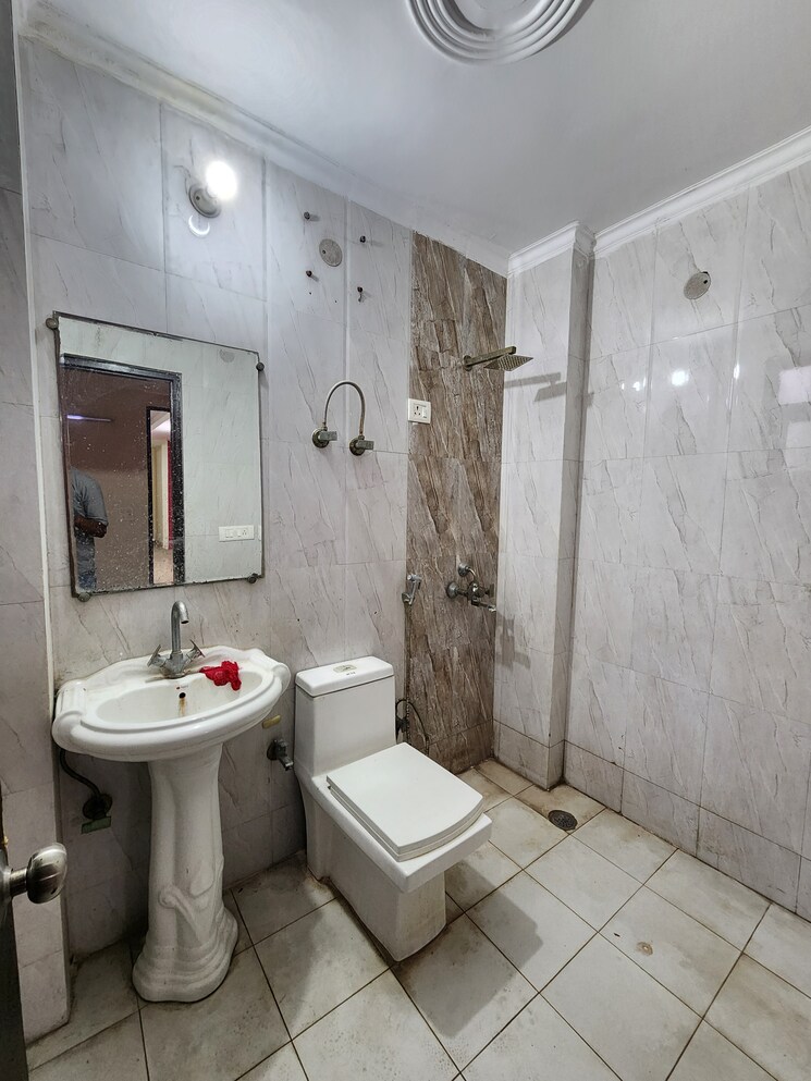 Bathroom, chattarpur 3 Bedroom 1200 Sq.Ft. Builder Floor In Chattarpur Delhi 8840931