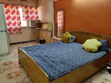 Bedroom in 2 BHK Apartment at Suhas CHS Vile Parle, Vile Parle West – for Rent