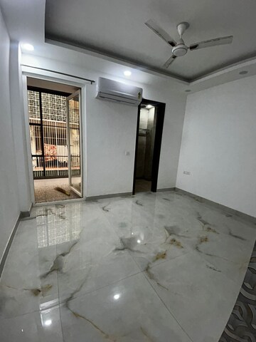 Room in 3 BHK Builder Floor at Lajpat Nagar – for Rent