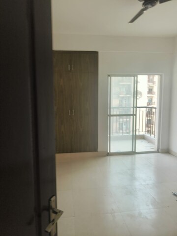 Room in 3 BHK Apartment at Gardenia Golf City, Sector 75 – for Rent