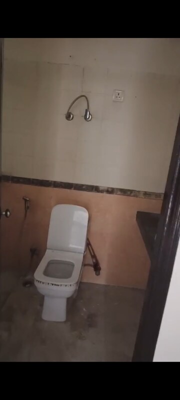 Bathroom in 3 BHK Apartment at Mapsko Krishna Apra Gardens, Vaibhav Khand – for Rent