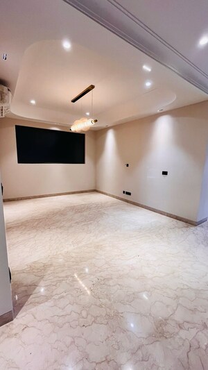 Room in 4 BHK Builder Floor at Ansal API Versalia, Sector 67a – for Sale