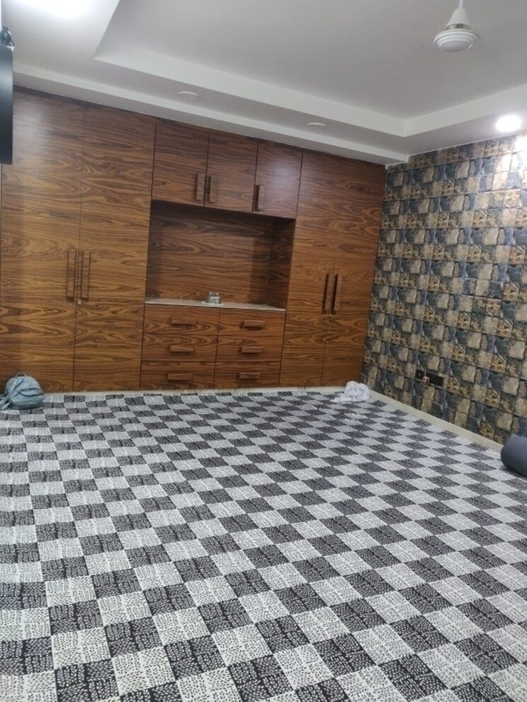  Parking, new friends colony 4 Bedroom 500 Sq.Yd. Builder Floor In New Friends Colony Delhi 8841314