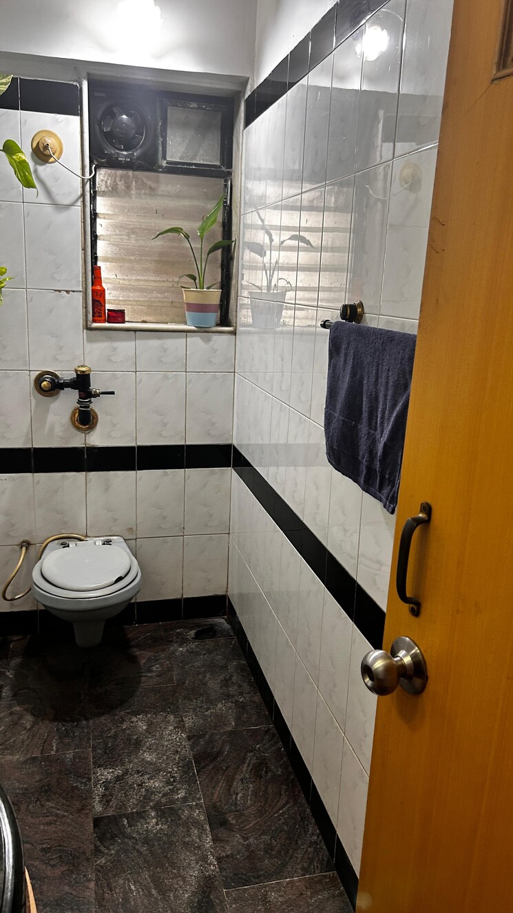 Bathroom, dheeraj-gaurav-heights 3 Bedroom 1100 Sq.Ft. Apartment In Jogeshwari West Mumbai 8841354