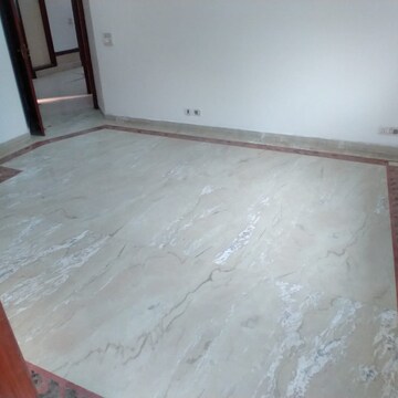 Room in 3 BHK Builder Floor at Dlf Phase I – for Rent