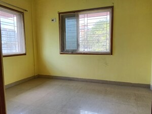 Room in 3 BHK Apartment at Prince Anwar Shah Road – for Sale