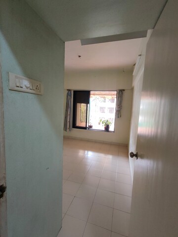Room in 1 BHK Apartment at Jeevan Saukhya, Kandivali West – for Rent