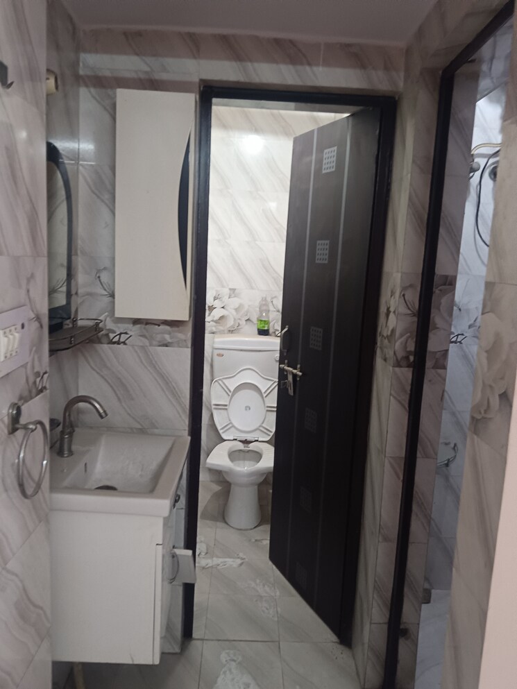 Bathroom, rwa-pocket-r-dilshad-garden 2 Bedroom 950 Sq.Ft. Apartment In Dilshad Garden Delhi 8841584