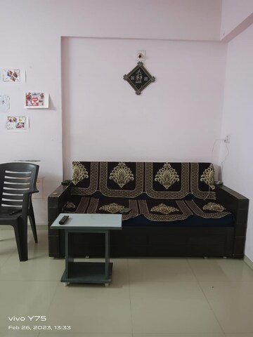 Living Room in 1.5 BHK Apartment at Makarba – for Rent